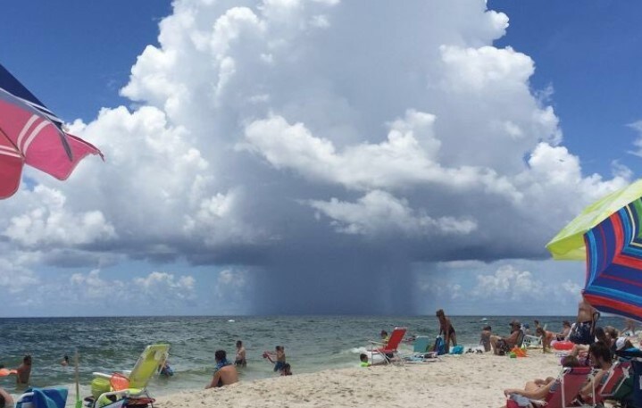 Captan alucinante nube en una playa de Alabama