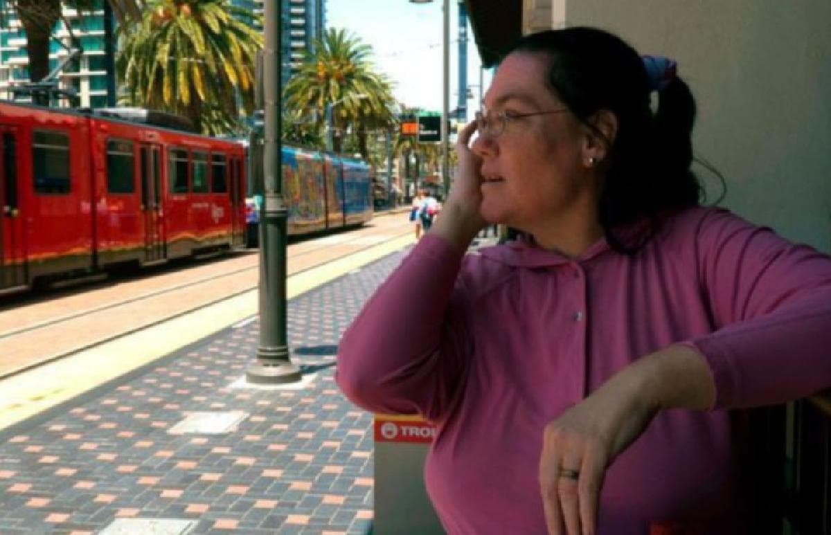 Una mujer se enamora de una estación de tren y se casa con ella imagen