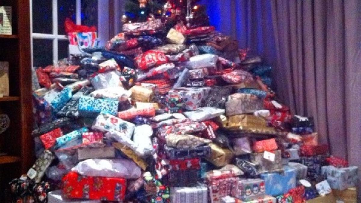 Sepulta el árbol de Navidad con más de 300 regalos para sus tres hijos