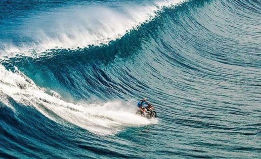 Robbie Maddison hace surf con una moto
