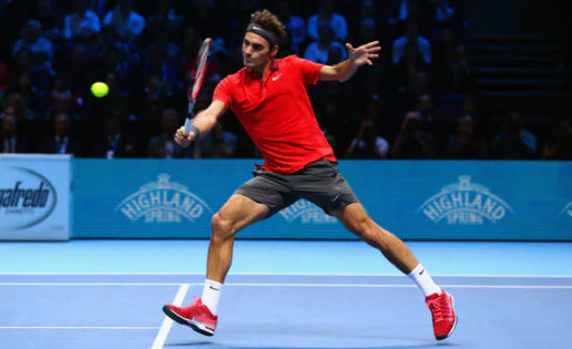 Roger Federer resta desde la línea de saque