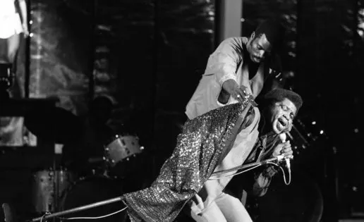 James Brown cantando con Dinamita.