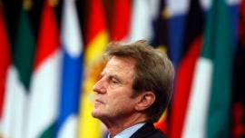 Entrevista a Bernard Kouchner sobrevolando Africa.