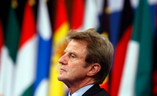 Entrevista a Bernard Kouchner sobrevolando Africa.