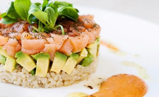 Ensalada de quínoa, setas, aguacate y carne de ave