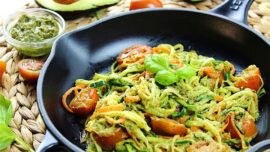 Receta FIT: Espaguetis de calabacín con tomates secos y gambas