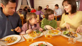Reglas de oro para enseñar a los niños a comportarse en la mesa