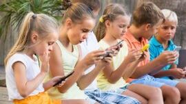 Niños enganchados a los móviles