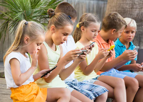 Niños enganchados a los móviles