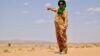 Enterrarse en las arenas ‘milagrosas’ del Sahara, la última terapia contra la fibromialgia