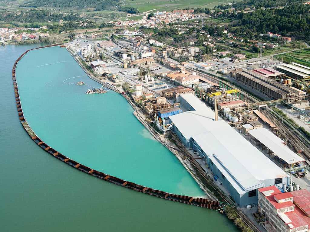 El Embalse de Flix contaminado en tierra de nadie