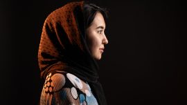 La esperanza tejida entre la metralla