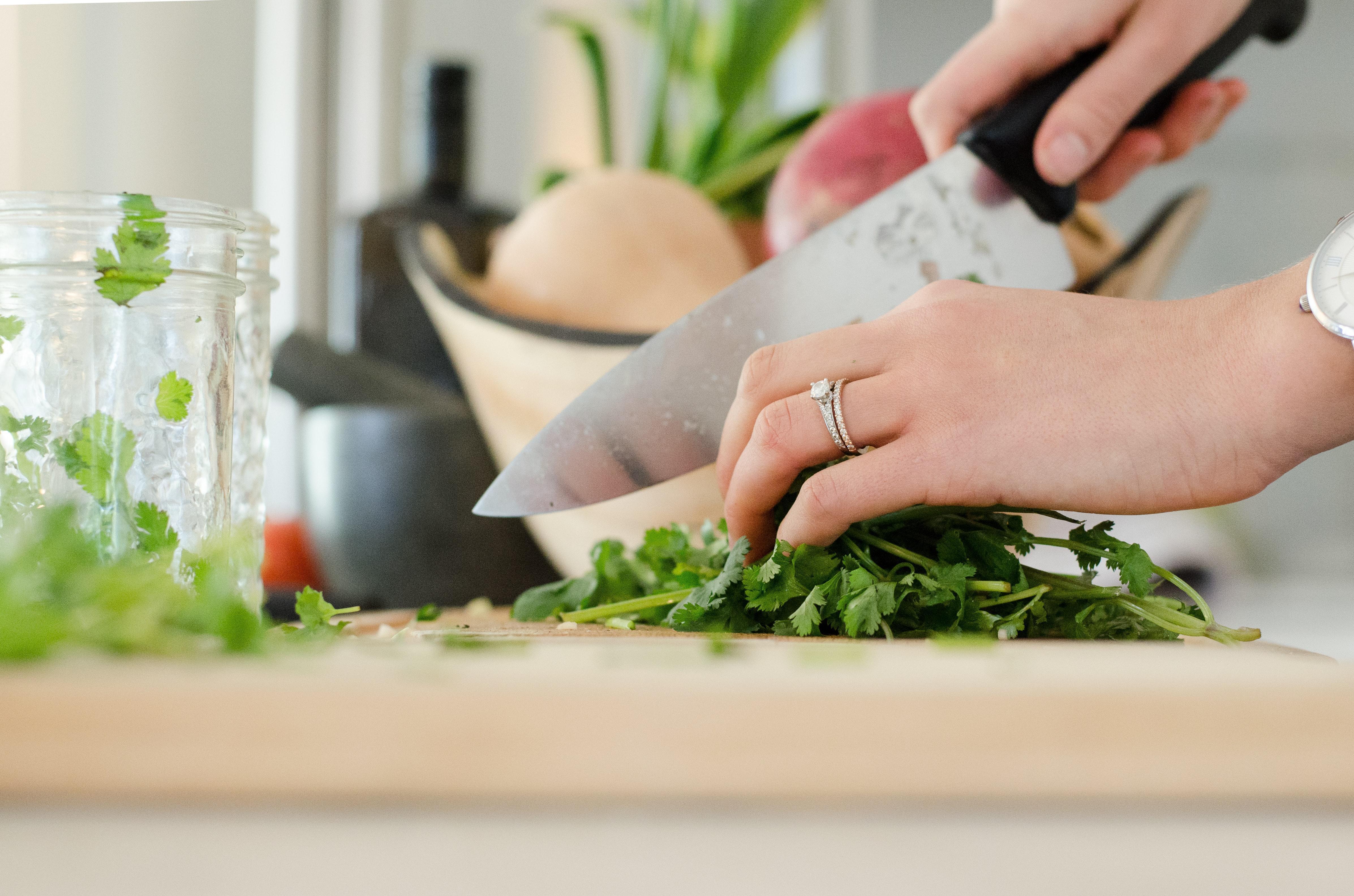 Los alimentos que sí debes lavar y los que no es necesario que laves