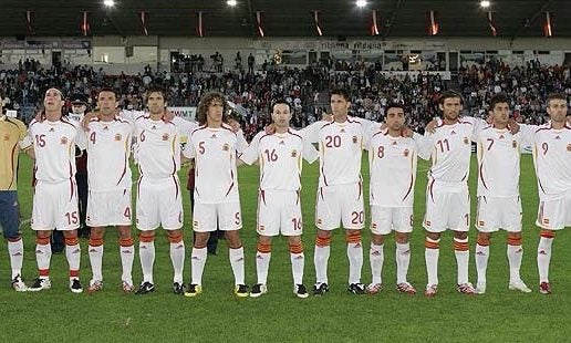 Cuando Xavi tapaba los colores de España