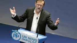 Rajoy, mientras tanto, se fuma un puro