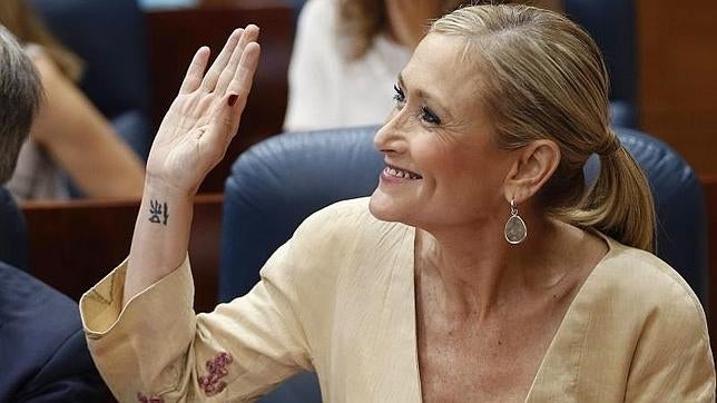 A Cristina Cifuentes no la dejan trabajar en verano