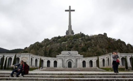 Sánchez, de mitin en mitin con la urna de los huesos de Franco