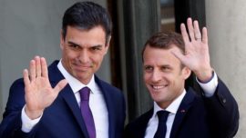 Macron toma el pelo a Pedro Sánchez, que fracasa en Europa