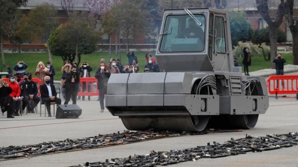 Sánchez, sin escrúpulos, monta un show con  las armas de ETA ¡Indigno!