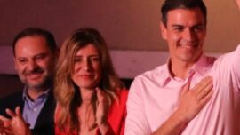 Ábalos muestra el pico…
