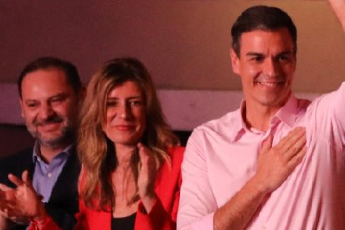 Ábalos muestra el pico…
