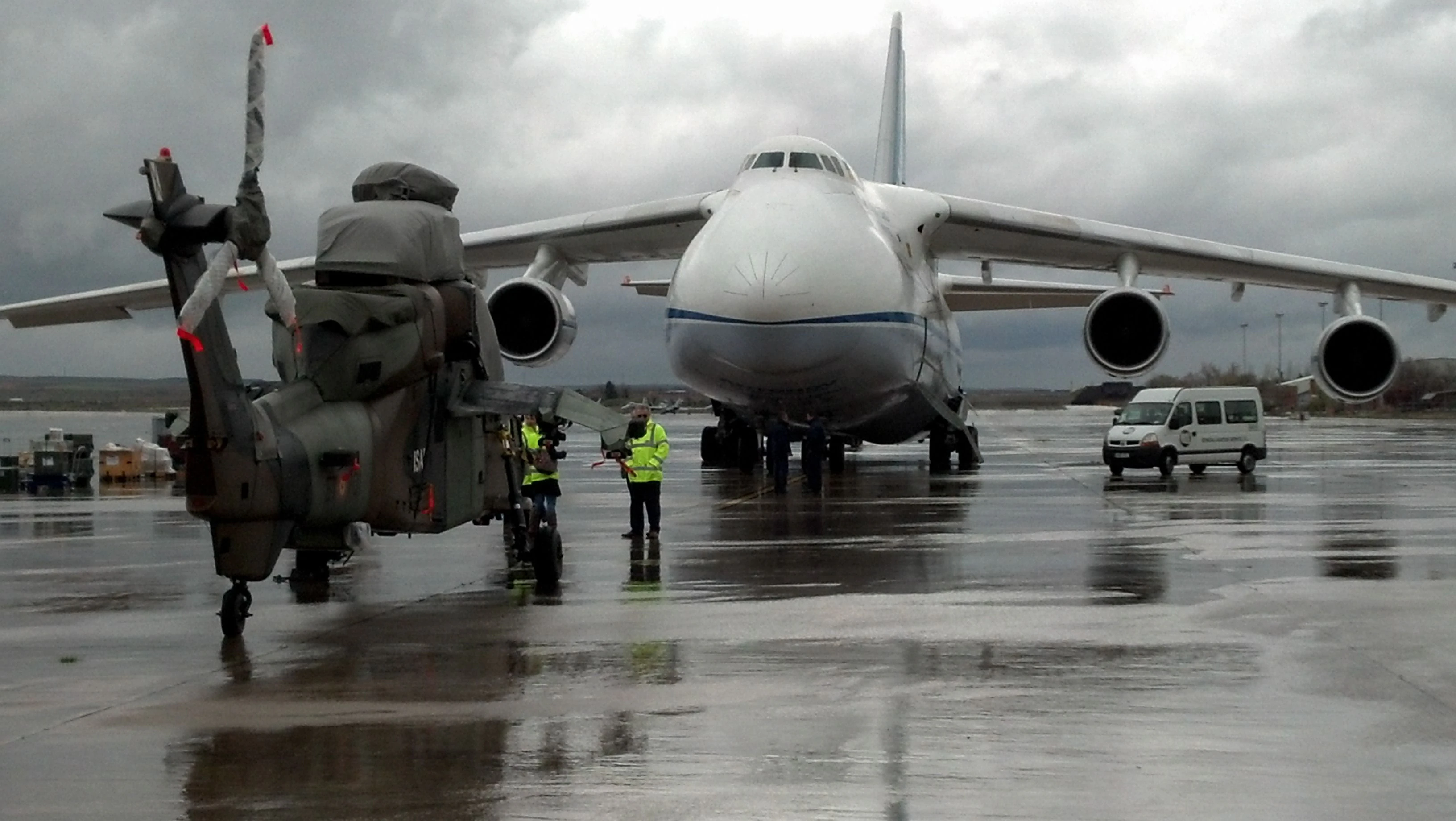 Los tres “Tigre” embarcan en el Antonov rumbo a Afganistán