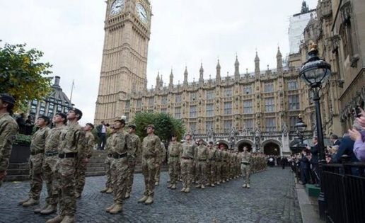 Así reciben en Londres a sus militares de Afganistán: en el Parlamento