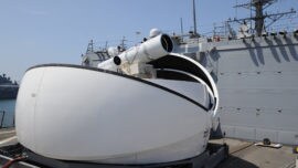 Defensa “recluta” tecnologías de cañón láser, munición guiada, big data, robots…