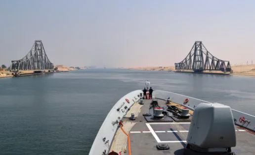 La fragata “Cristóbal Colón” (F-105) atraviesa el Canal de Suez