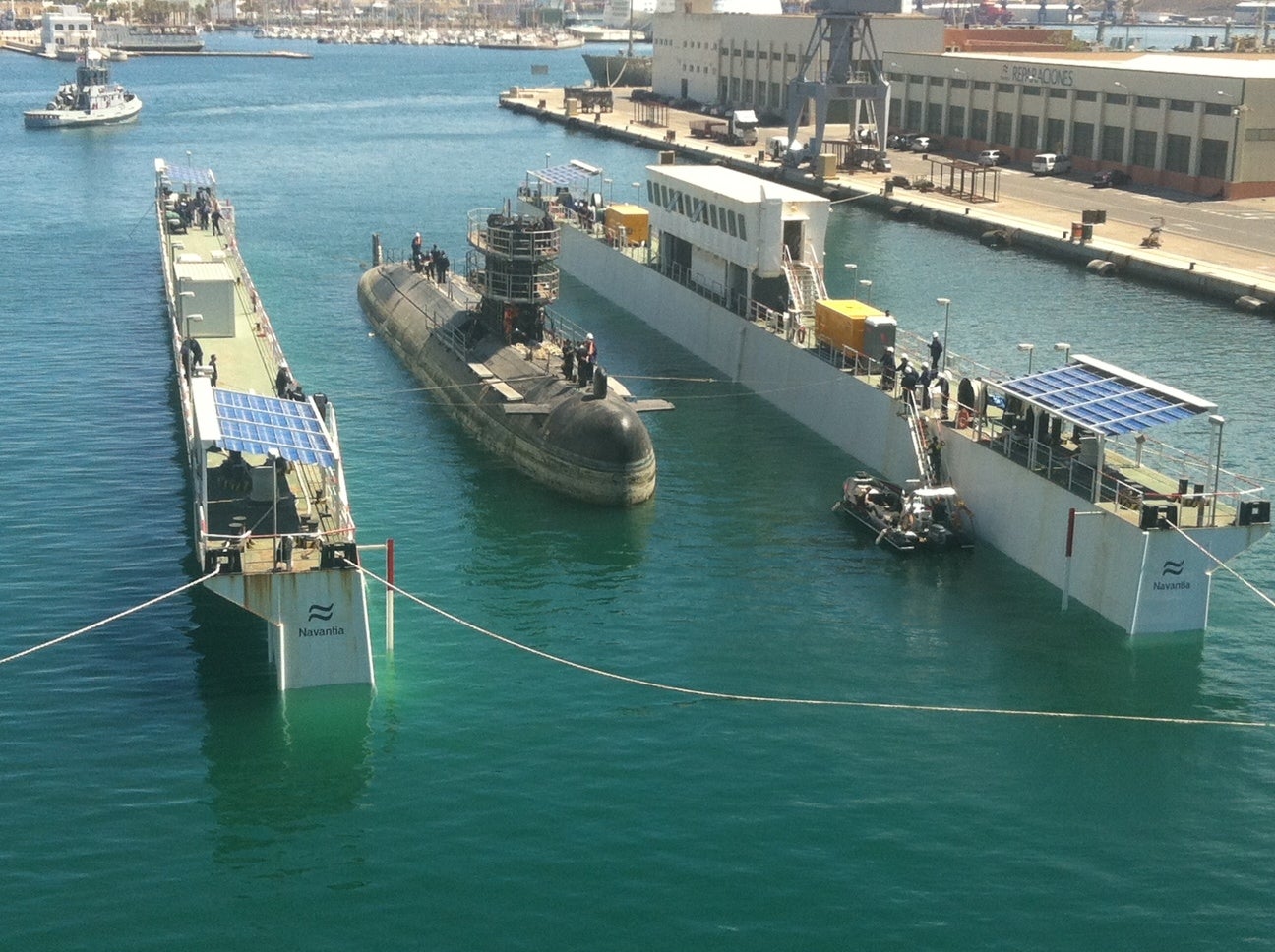 El submarino «Tramontana» pasa por el «taller» de Navantia