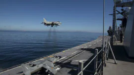 Vídeo: increíble aterrizaje vertical del Harrier en el buque «Juan Carlos I»