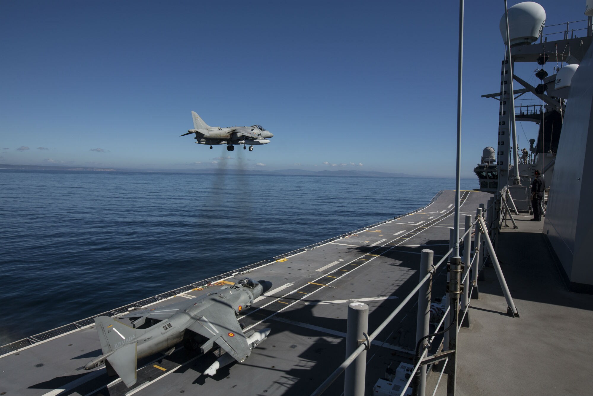 Vídeo: increíble aterrizaje vertical del Harrier en el buque «Juan Carlos I»