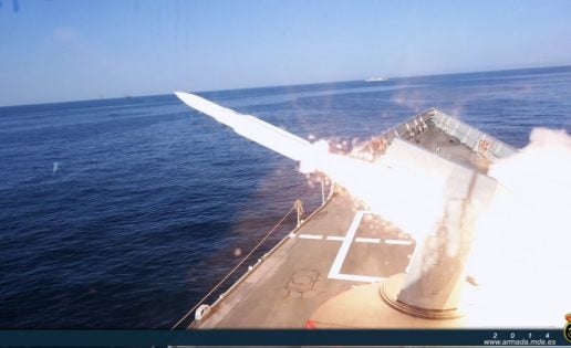 Vídeo: la Armada lanza un misil antiaéreo SM-1 en el golfo de Cádiz