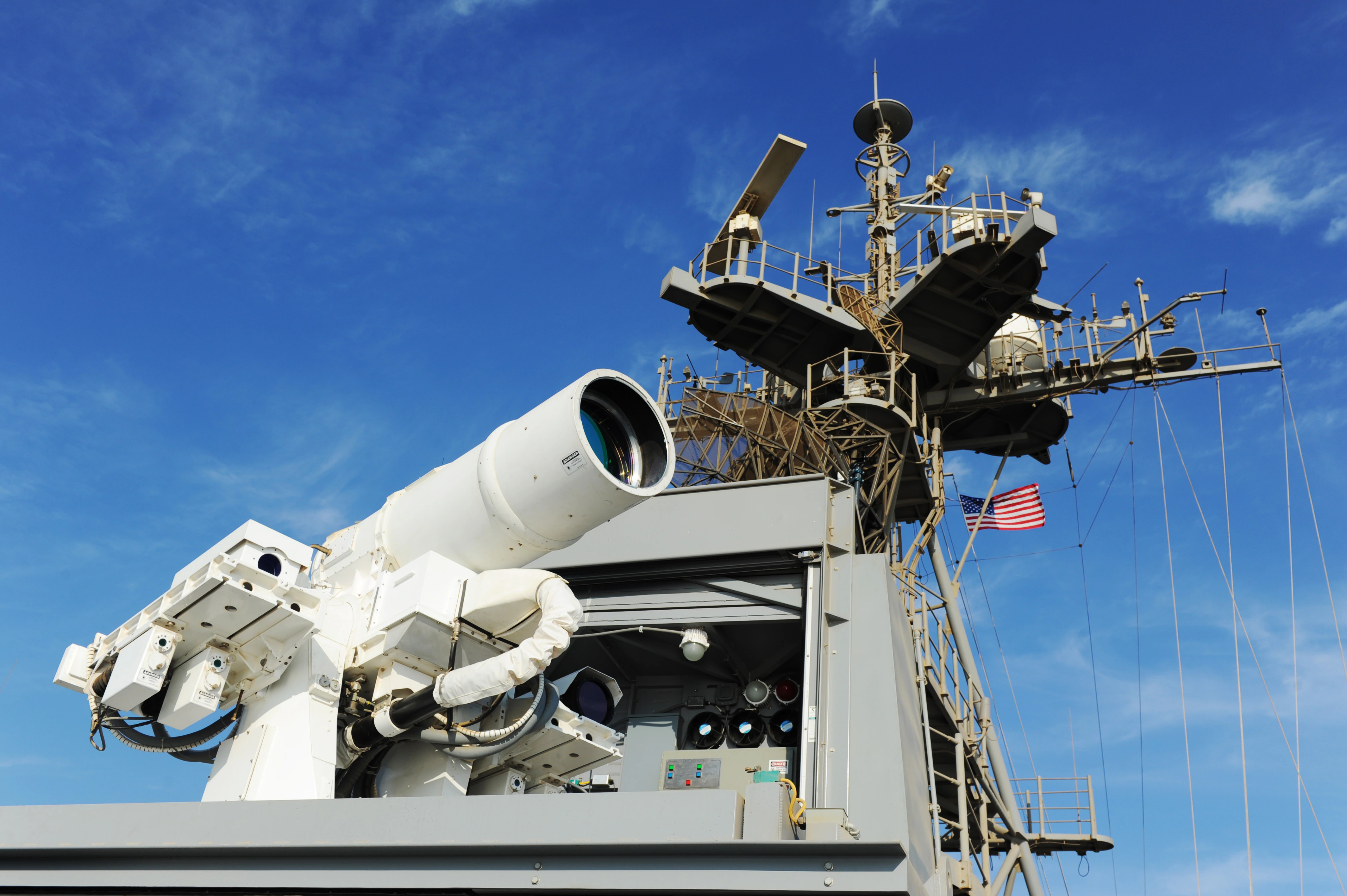 Vídeo: la US Navy prueba su revolucionaria arma láser en el Golfo Pérsico