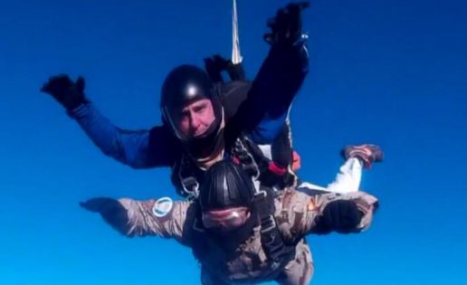 Vídeo: el jefe del Ejército del Aire se lanza en paracaídas en Murcia