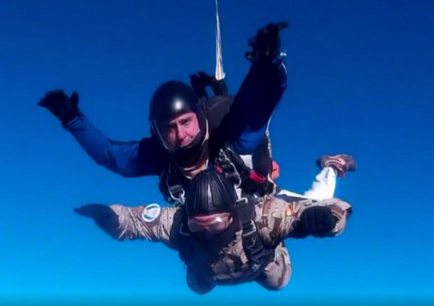 Vídeo: el jefe del Ejército del Aire se lanza en paracaídas en Murcia