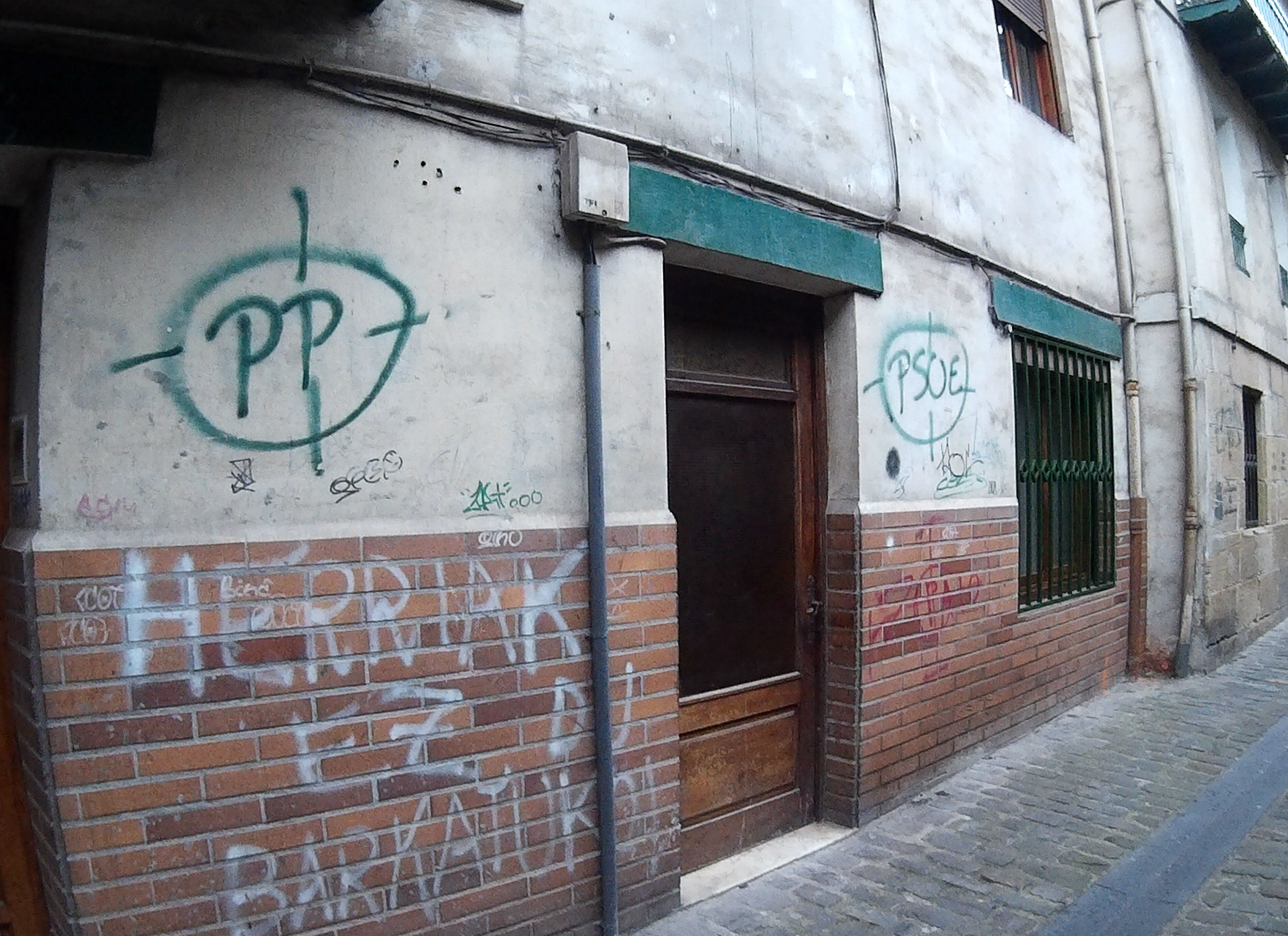 Pasajes: pintadas con PP y PSOE en el punto de mira junto a la casa natal de Blas de Lezo