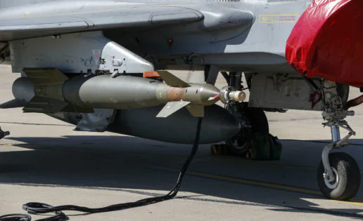 Robles, desautorizada: España exportará las 400 bombas a Arabia Saudí