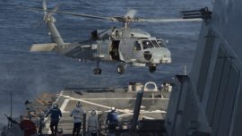 Un helicóptero de la Armada, a bordo del destructor «Donald Cook»