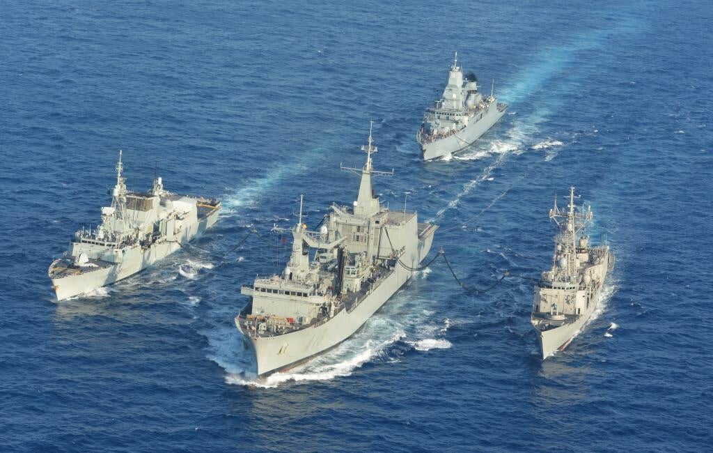 El BAC «Cantabria», primer buque de la Armada en repostar a tres barcos a la vez