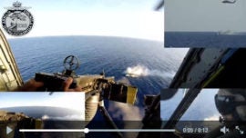 Así destruye un helicóptero de la Armada una patera de la inmigración ilegal