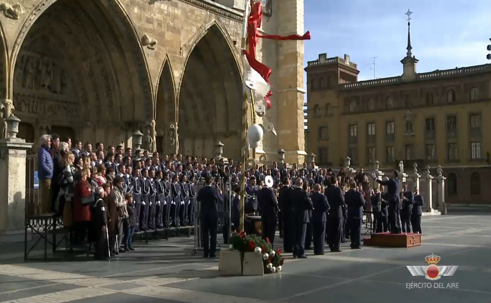 El emotivo «Feliz Navidad» del Aire junto a la Catedral de León