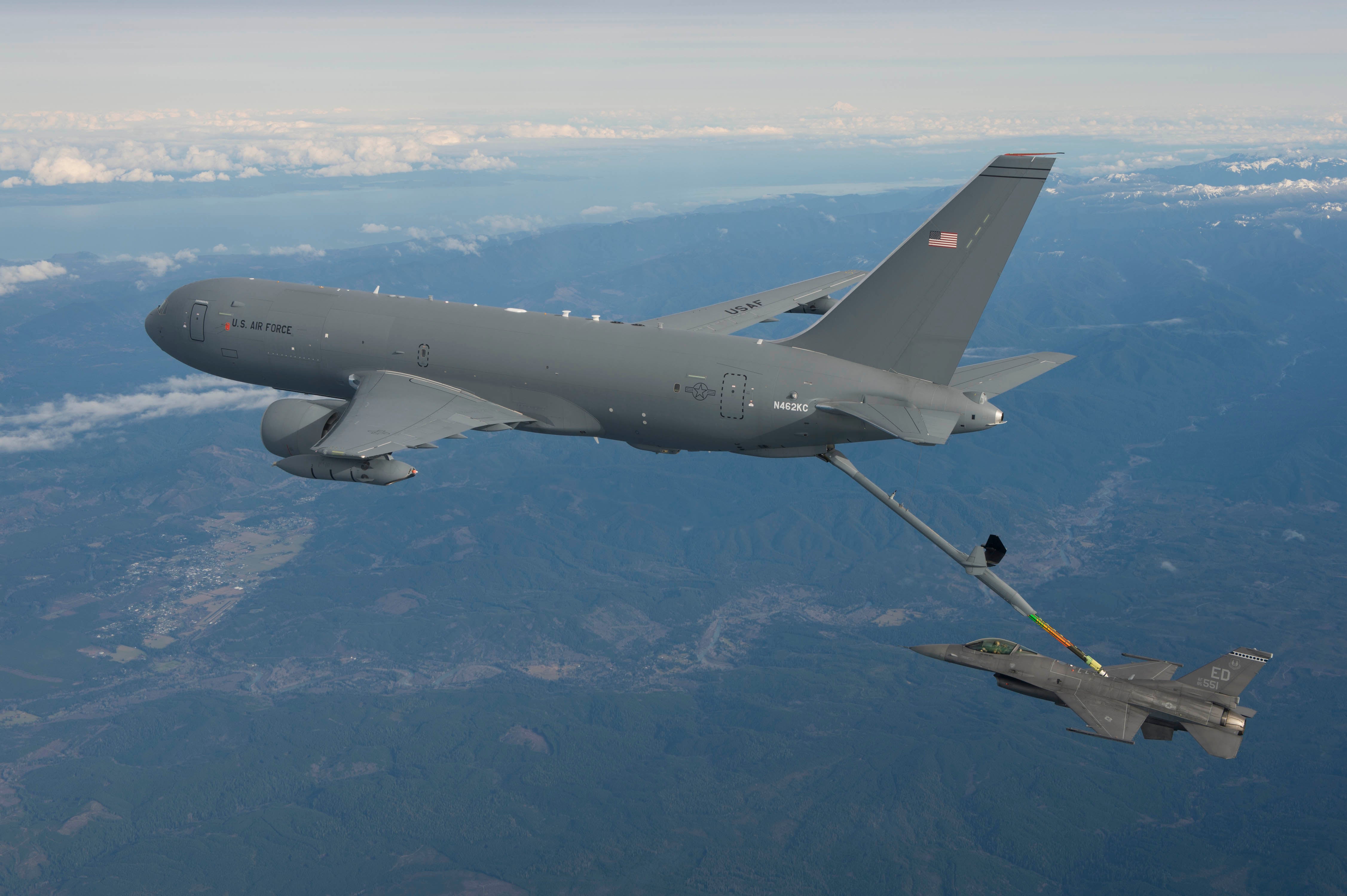 Primer vuelo de reabastecimiento aéreo del KC-46A Pegasus de Boeing