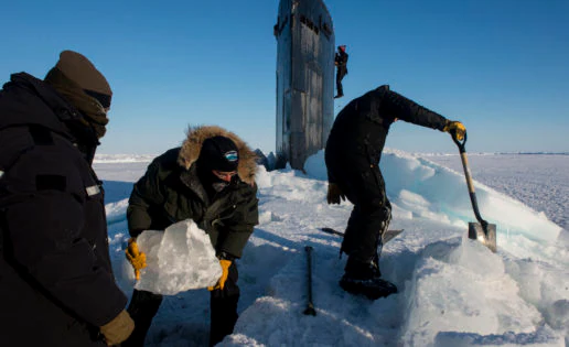 Vídeo: el submarino de EE.UU. que emergió en el hielo del Ártico