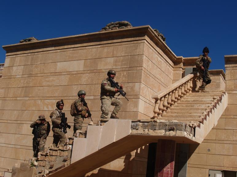 Adiestramiento español en el antiguo palacio de Sadam Hussein en Bagdad