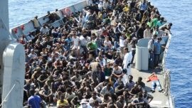 Imágenes de los migrantes a bordo de la fragata «Reina Sofía»