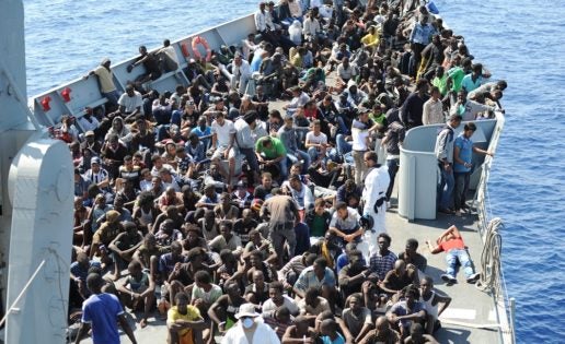 Imágenes de los migrantes a bordo de la fragata «Reina Sofía»