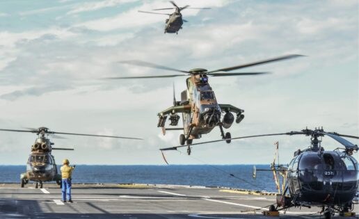 Maniobras de helicópteros de la Armada y las Famet con el buque «Dixmude» francés