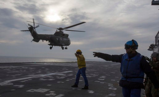 Defensa estudia embarcar helicópteros en buques  franceses para el Sahel