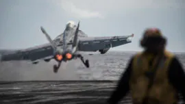 Vídeo: el despegue y aterrizaje de cazas F-18 en el portaaviones “Eisenhower”